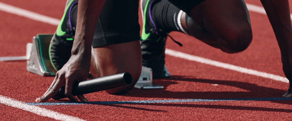 现代体育场馆内巨大的高清屏幕正在直播激烈的足球比赛