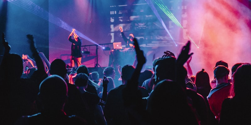 线上球迷社区热烈讨论赛事并分享观点的虚拟场景