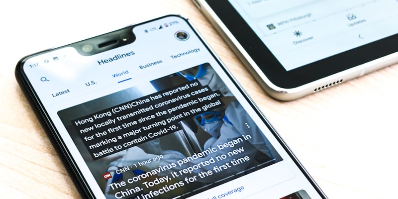 记者在体育赛事新闻发布会现场进行即时报道